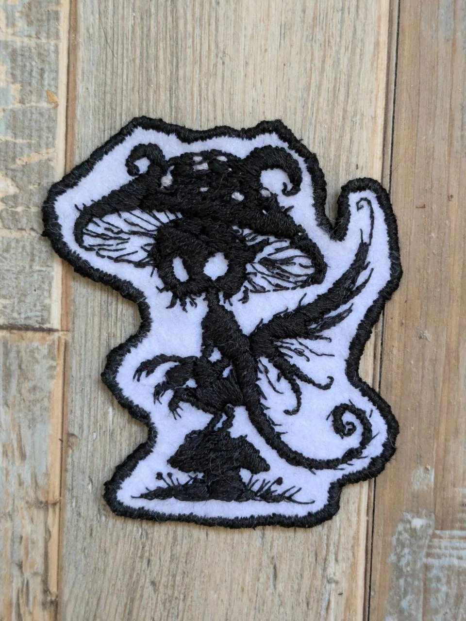 Parche de fantasía oscura bordado a mano – photo 3